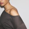 T-shirt a maniche corte con scollo a barchetta e arricciature