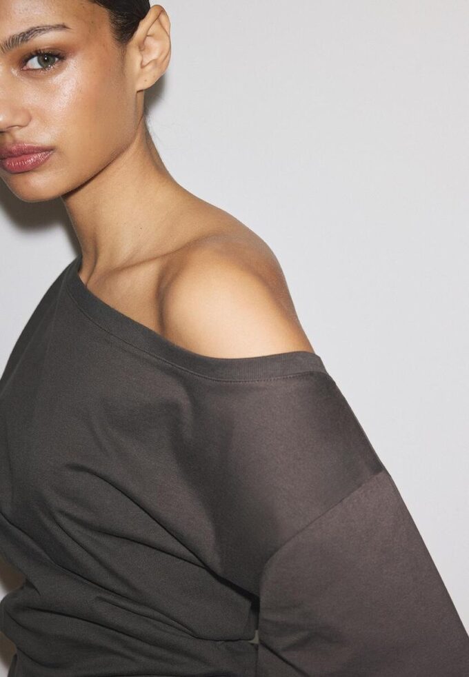 T-shirt a maniche corte con scollo a barchetta e arricciature