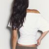 T-shirt a maniche corte con scollo a barchetta e arricciature T-shirt a maniche corte con scollo a barchetta e arricciature