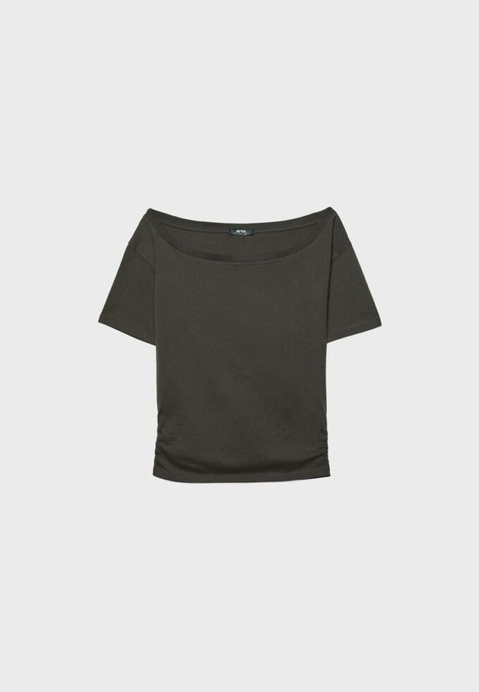 T-shirt a maniche corte con scollo a barchetta e arricciature