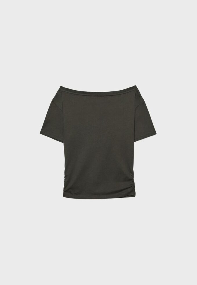 T-shirt a maniche corte con scollo a barchetta e arricciature