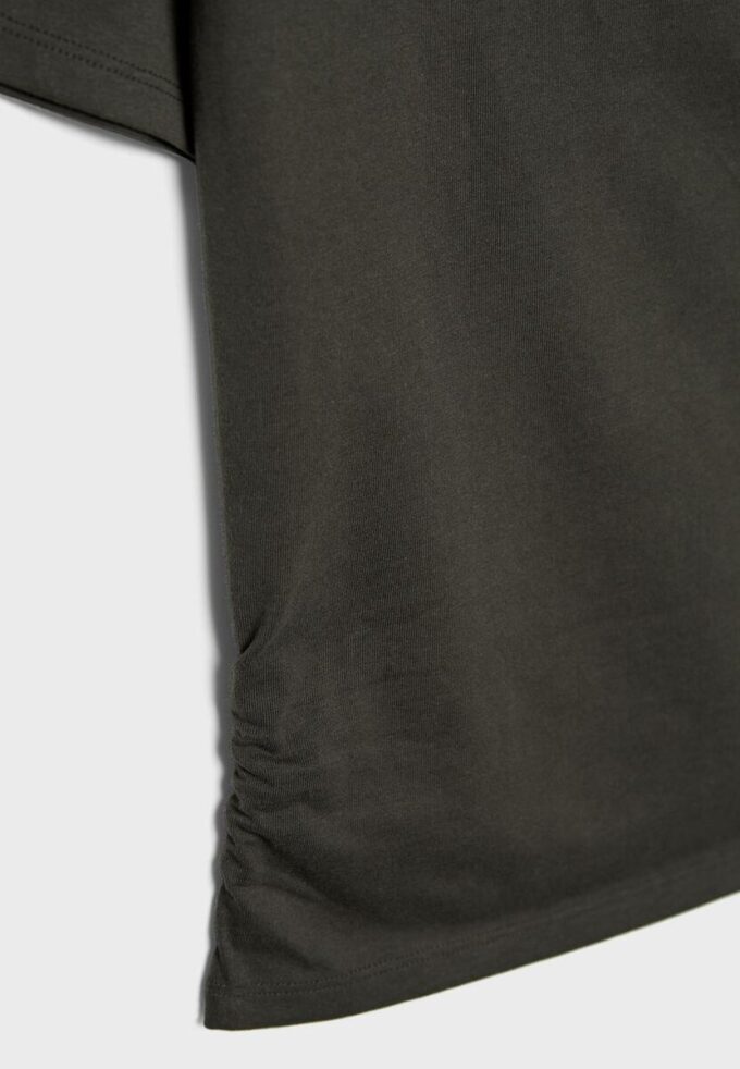 T-shirt a maniche corte con scollo a barchetta e arricciature