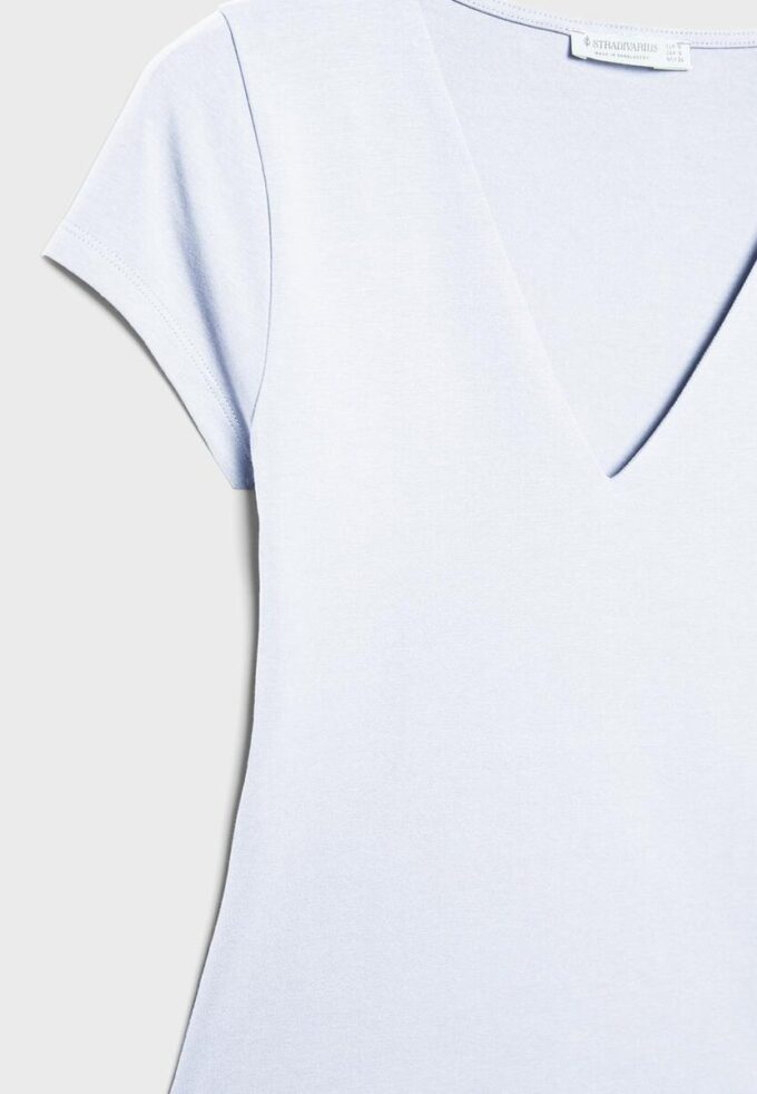 T-shirt a maniche corte con scollo a V T-shirt a maniche corte con scollo a V