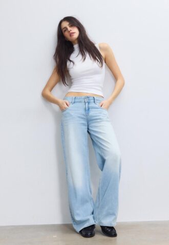 T-shirt senza maniche con collo a imbuto T-shirt senza maniche con collo a imbuto