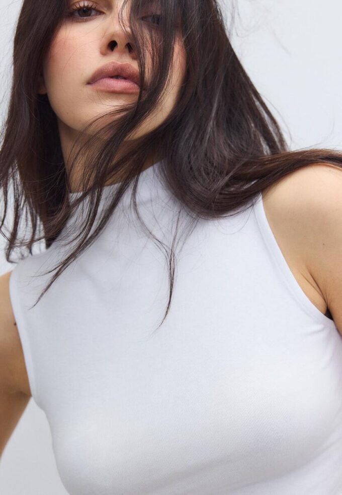 T-shirt senza maniche con collo a imbuto