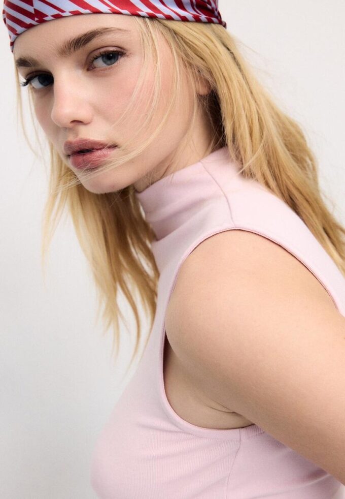 T-shirt senza maniche con collo a imbuto