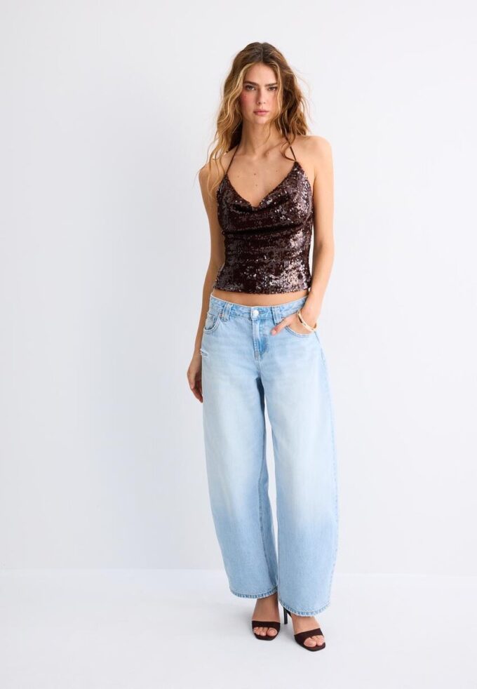 Top con scollo all’americana e paillettes