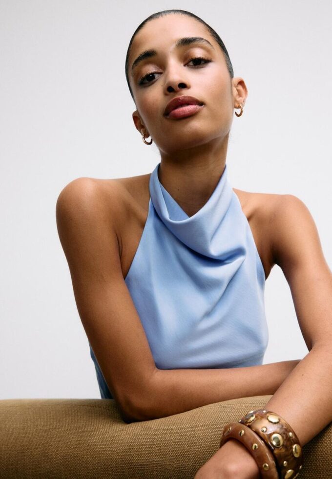 Top con scollo all’americana effetto raso Top con scollo all’americana effetto raso