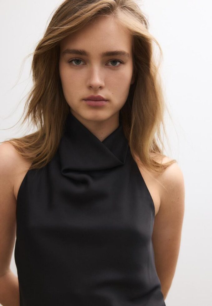 Top con scollo all’americana effetto raso Top con scollo all’americana effetto raso