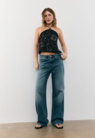 Top con scollo all’americana ricamato