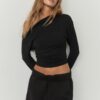 Top con scollo asimmetrico