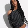 Top con scollo asimmetrico