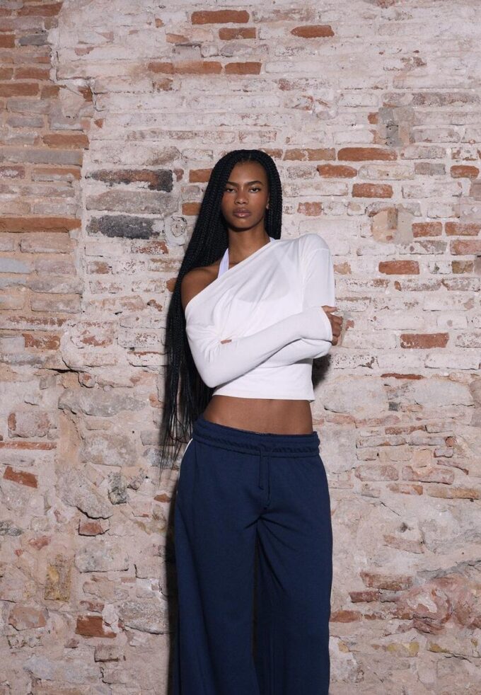 Top con scollo asimmetrico