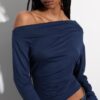 Top con scollo asimmetrico
