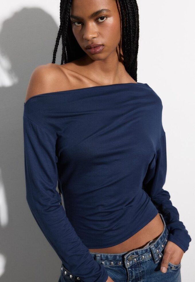 Top con scollo asimmetrico