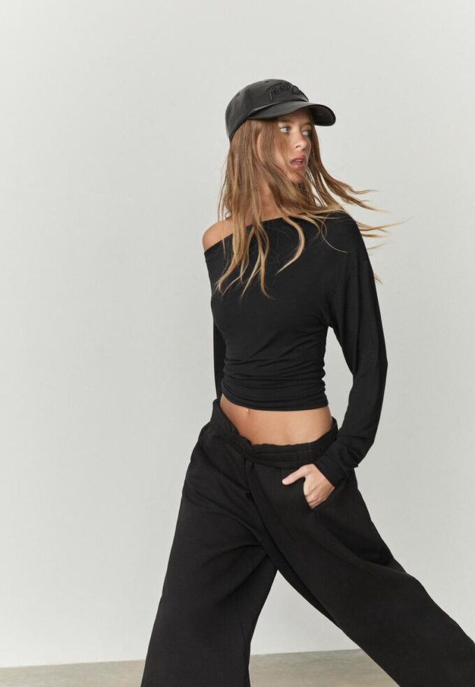 Top con scollo asimmetrico