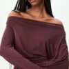 Top con scollo asimmetrico