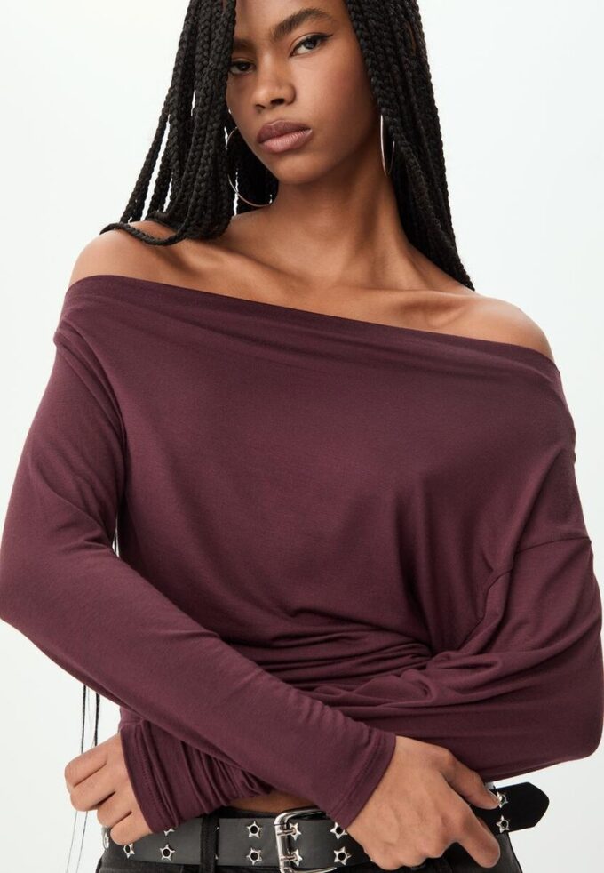 Top con scollo asimmetrico