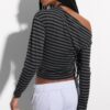 Top con scollo asimmetrico