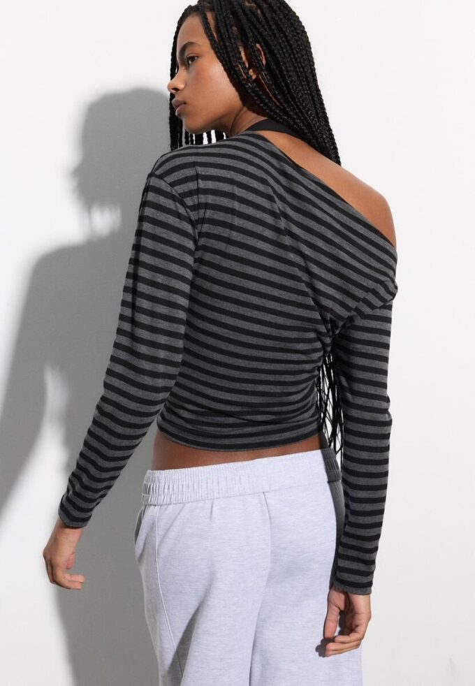 Top con scollo asimmetrico