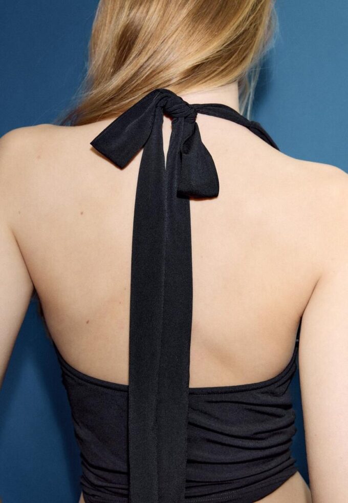 Top con scollo drappeggiato Top con scollo drappeggiato
