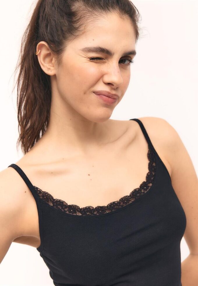 Top con spalline e bordi in pizzo Top con spalline e bordi in pizzo