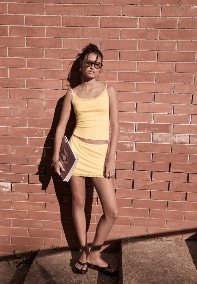 Top con spalline e bordi in pizzo Top con spalline e bordi in pizzo