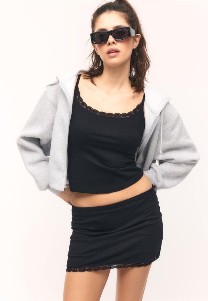 Top con spalline e bordi in pizzo Top con spalline e bordi in pizzo