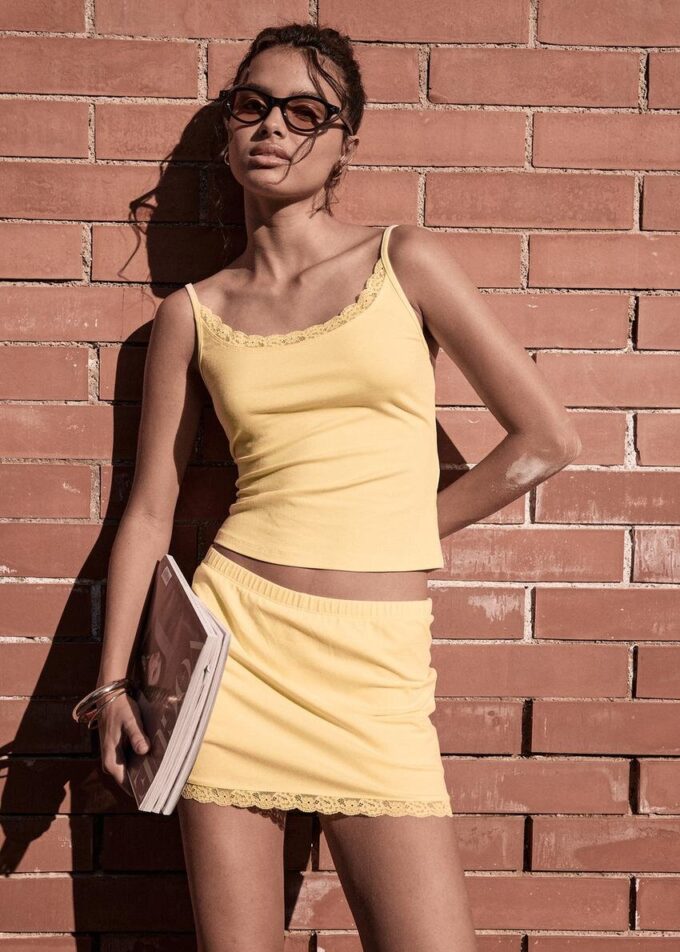 Top con spalline e bordi in pizzo Top con spalline e bordi in pizzo