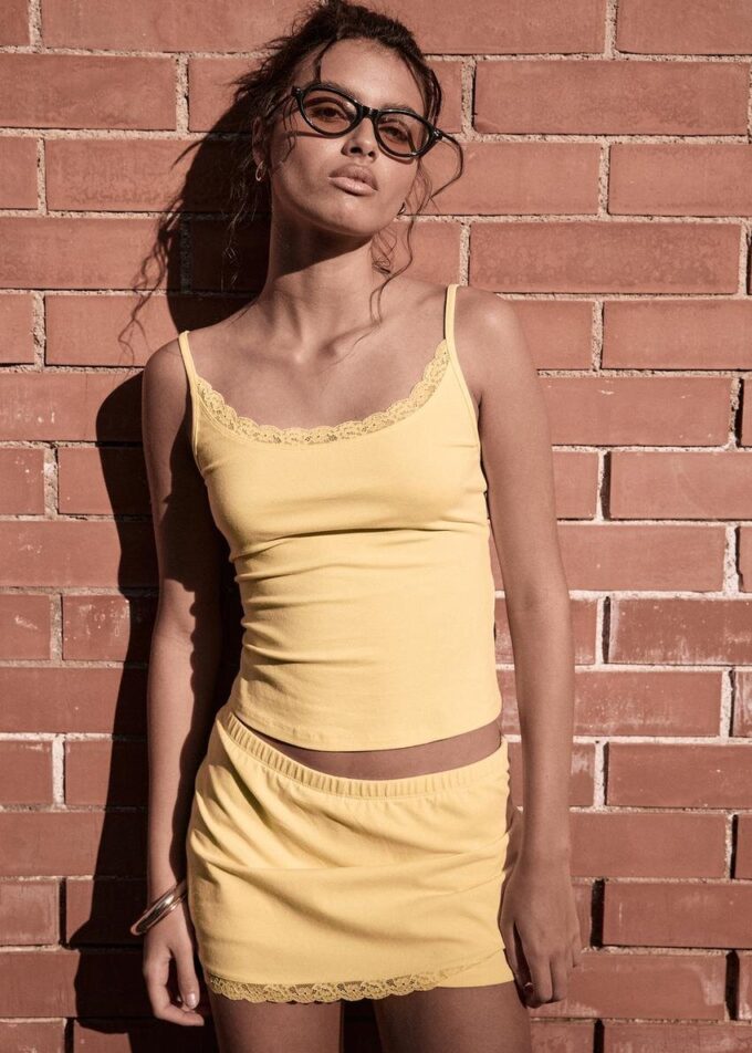 Top con spalline e bordi in pizzo Top con spalline e bordi in pizzo