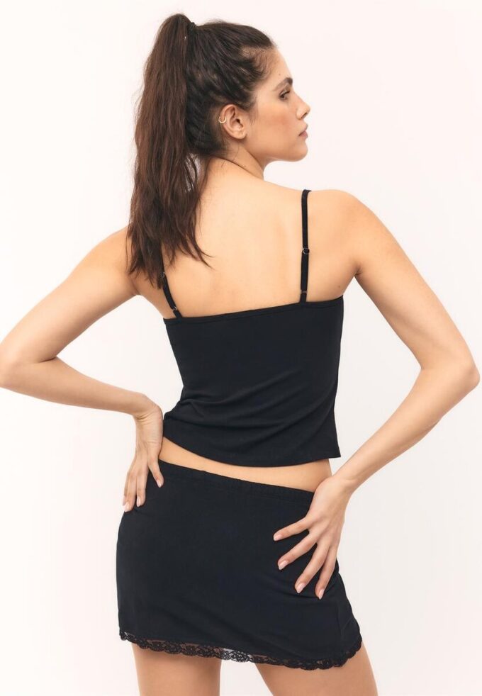 Top con spalline e bordi in pizzo Top con spalline e bordi in pizzo