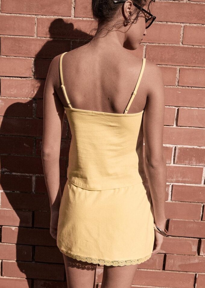 Top con spalline e bordi in pizzo Top con spalline e bordi in pizzo