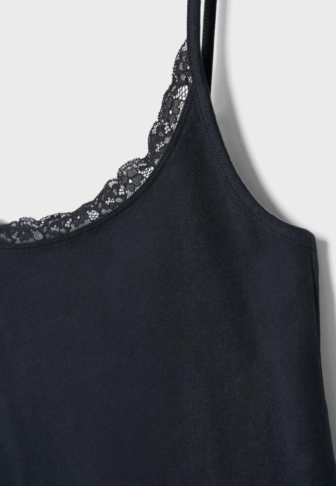 Top con spalline e bordi in pizzo Top con spalline e bordi in pizzo