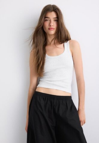 Top in cotone a costine con scollo a vogatore