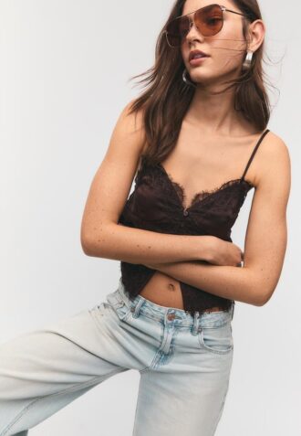 Top in pizzo satinato con spalline