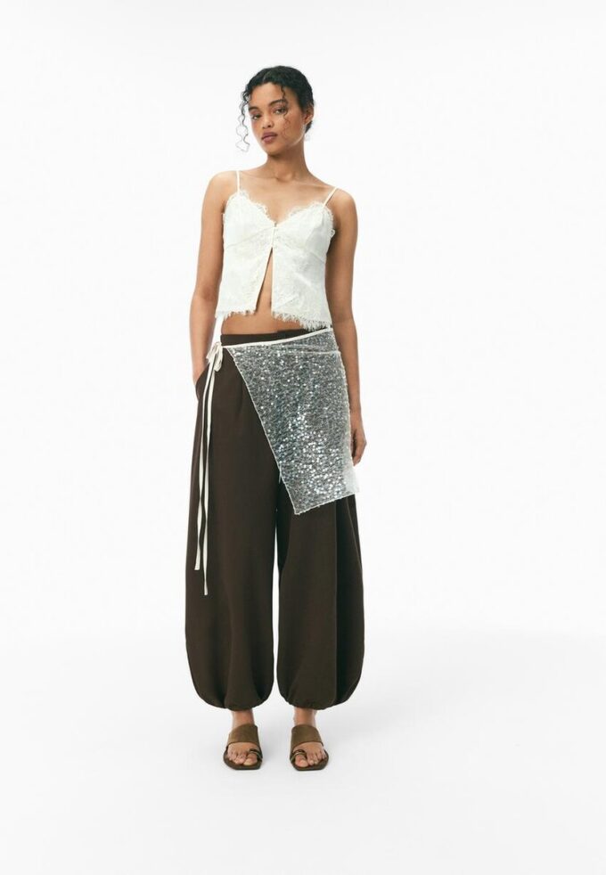 Top in pizzo satinato con spalline Top in pizzo satinato con spalline
