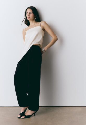 Top in raso con orlo asimmetrico Top in raso con orlo asimmetrico