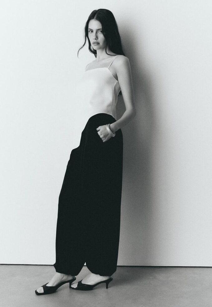 Top in raso con orlo asimmetrico