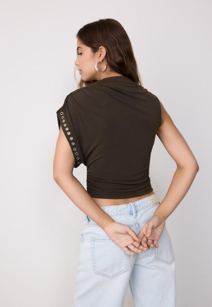 Top senza maniche asimmetrico con borchie