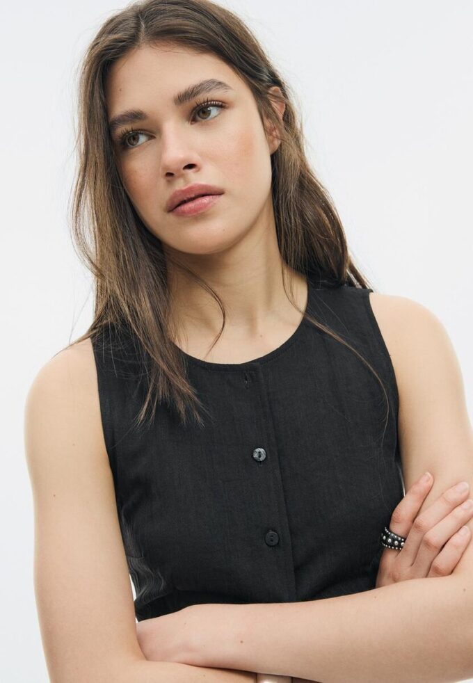 Top testurizzato con bottoni