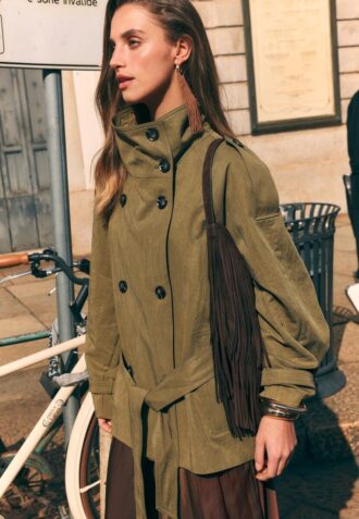 Trench corto a collo alto