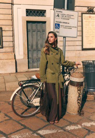 Trench corto a collo alto