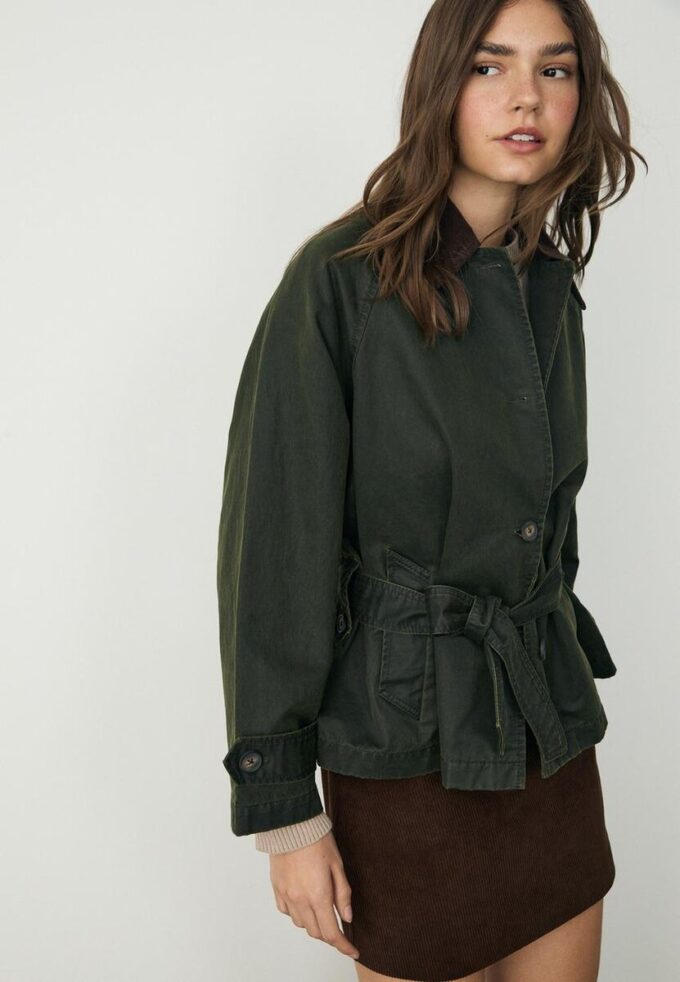 Trench corto cerato con cintura