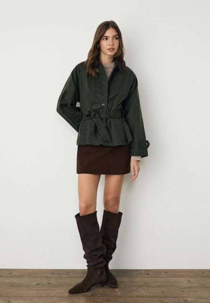 Trench corto cerato con cintura