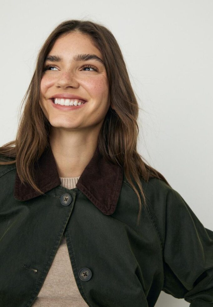 Trench corto cerato con cintura