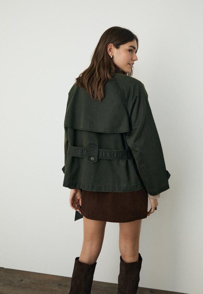 Trench corto cerato con cintura