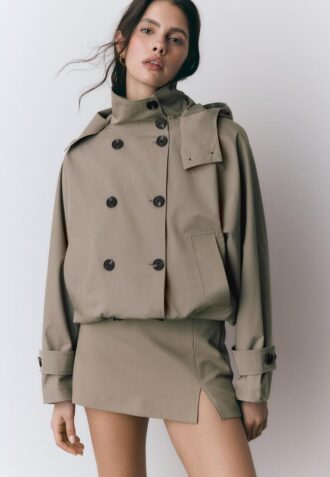 Trench corto con maniche a sbuffo e cappuccio staccabile