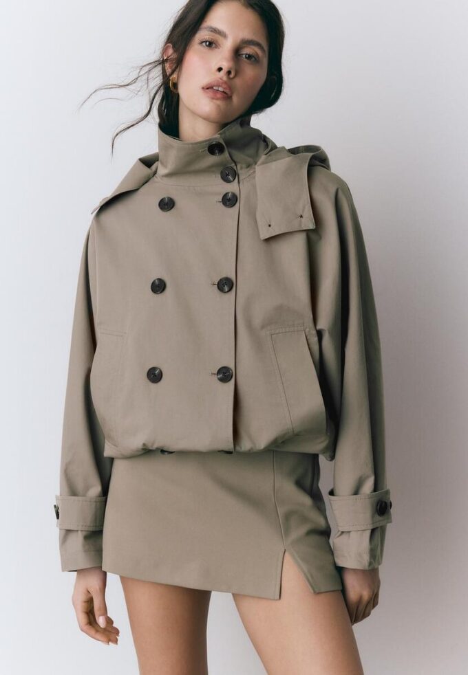 Trench corto con maniche a sbuffo e cappuccio staccabile