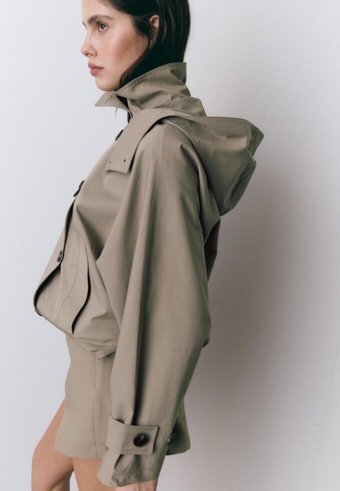 Trench corto con maniche a sbuffo e cappuccio staccabile