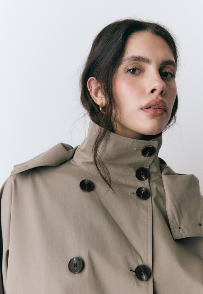 Trench corto con maniche a sbuffo e cappuccio staccabile